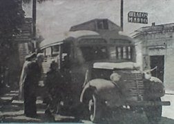 Pasajeros que se dirigen al Parque San Martín tomando el colectivo en la dársena, 1950.