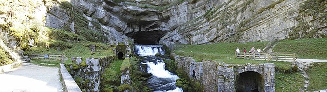 La source de la Loue et ses vestiges d'industrie du Moyen Âge.