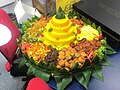 Nasi tumpeng（塑形成圓锥狀並搭配多種配料的薑黃飯）