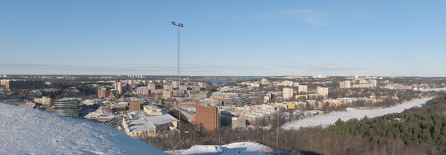 Översiktsbild över Sicklaön från Hammarbytoppen. Längst till vänster ligger Henriksdalsberget, i bakgrunden finns Lidingö med bland annat Larsberg och Bodal, i vattnet mellan Lidingö och Nacka ligger Fjäderholmarna. Till vänster om masten finns Alphyddans tegelklädda höghus. I förgrunden är Sickla och Sicklasjön. Bakom ligger Järlasjön med bostadsområdena Ekudden och Järla sjö. I förgrunden till höger finns Nackareservatets skogar. I bakgrunden till höger sticker Jarlabergs vattentorn och höghuset vid Nacka forum upp.