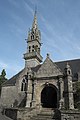 Église paroissiale Saint-Mahouarn : le clocher et le porche sud.