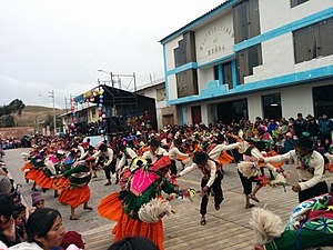 Danzantes nuñoeños de q'aqcha en la plaza de armas del distrito de Nuñoa.