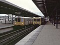 D-Wagen (links) in BVB-Farbgebung begegnet im Linienbetrieb an der Station Wuhletal einem E-Wagen (rechts)