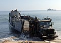 Des Marines et des marins chiliens débarquent à Cifinto (Chili) d'une embarcation amphibie LCU en provenance de l'USS Pearl Harbor (29 mai 2007)