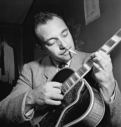 Django Reinhardt esiintymässä New Yorkissa vuonna 1946.