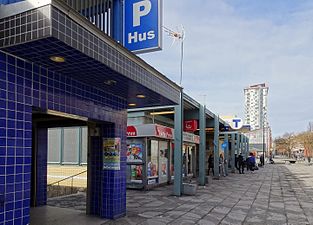 Ingång till P-hus och tunnelbanan.