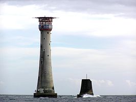 De vuurtoren van Eddystone. Het restant van de derde vuurtoren is rechts zichtbaar.