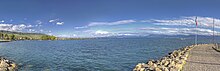 photographie d'un lac sous un ciel bleu.