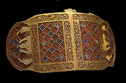 Cataramă de umăr cu antrelacuri zoomorfe schematice, de la Sutton Hoo, secolul al VII-lea timpuriu