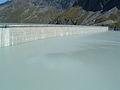 Blick von der Wasserseite auf die Staumauer. Der Wasserspiegel ist etwa 10 Meter unterhalb der Oberkante