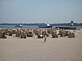 Battelli d'escursione e le tipiche poltrone da spiaggia.