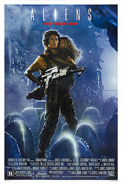 Elokuvan juliste. Ellen Ripley (Sigourney Weaver), sylissään Newt (Carrie Henn).