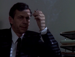 William B. Davis mint a cigarettázó férfi